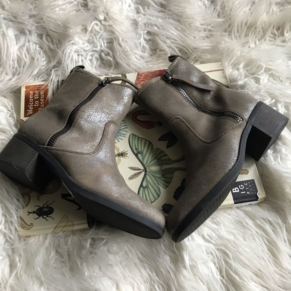 CLARKS‎ Nevella Devon Suede Side Zip Ankle Boots